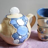 modrý kamienkový čajník