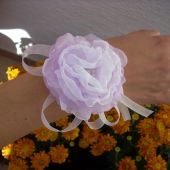 levanduľovobiely kvet pre družičky